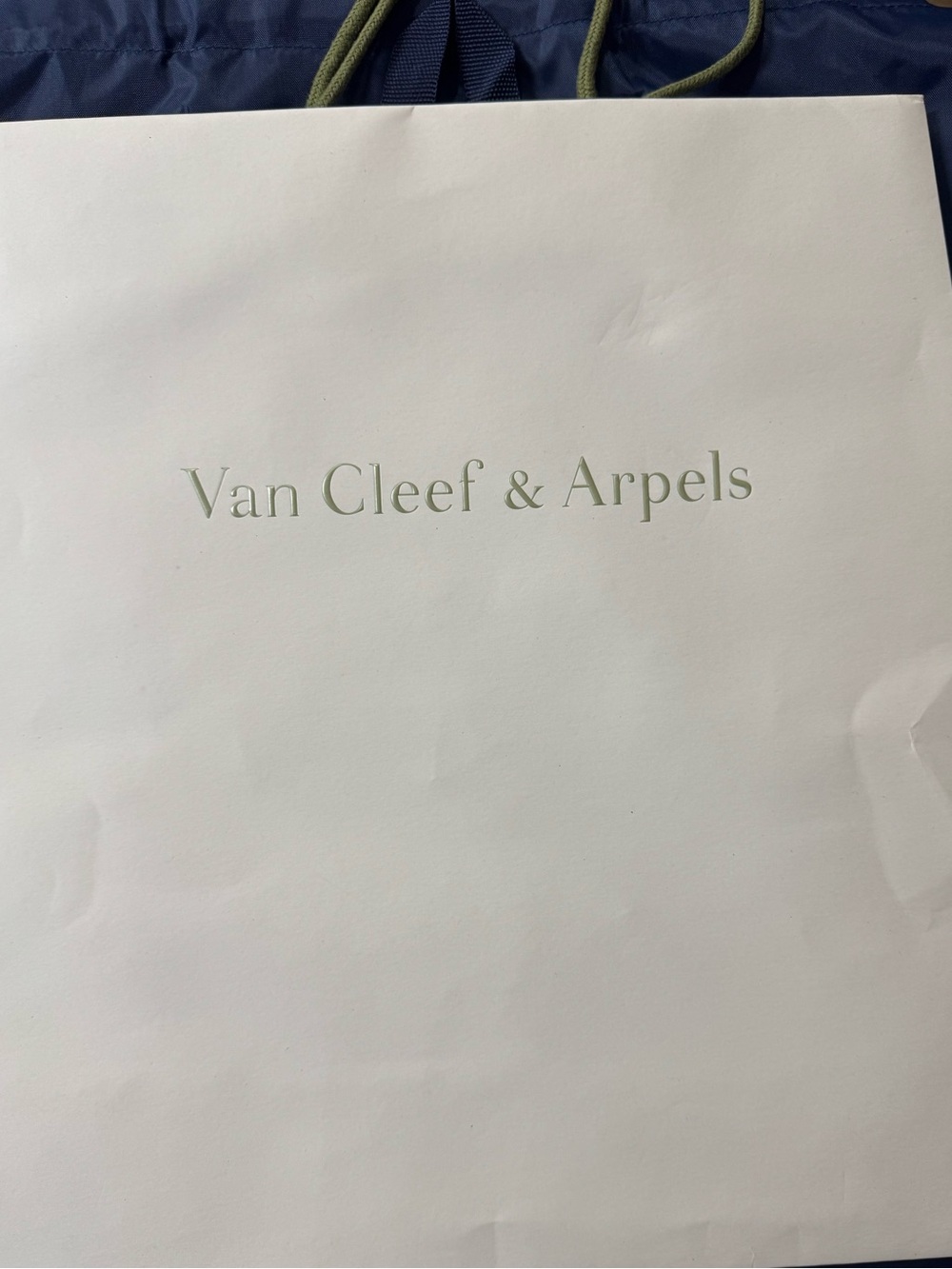 Van Cleef & Arpels 💯% Authentic iconic luxury paper shopping bag Ideal for gifts